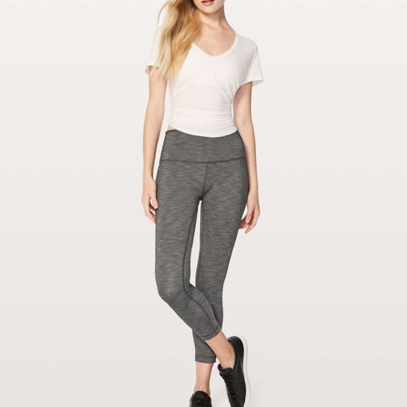 LIKE NEW Lululemon Wunder Under 25” Leggings - Picture 8 of 8